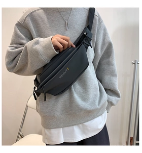 Détail du sac bandoulière sport gris mat avec sangle réglable et fermeture éclair argentée