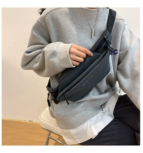 Détail du sac bandoulière sport gris mat avec sangle réglable et texture imperméable