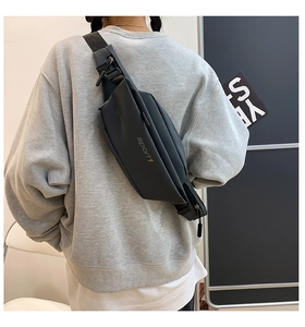 Vue arrière du sac bandoulière sport noir avec sangle réglable et logo sport1 détail
