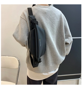 Détail du sac bandoulière en nylon imperméable avec logo sport1 et sangle réglable