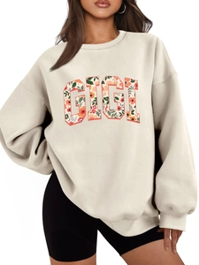 Détail de l'imprimé floral Gigi sur un sweat beige oversize à col rond pour femme