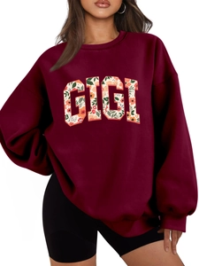 Détail du sweat Gigi bordeaux oversize montrant la broderie à fleurs sur le devant