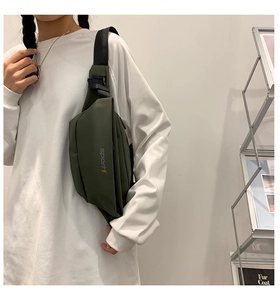 Détail du sac bandoulière moto vert olive avec bandoulière en nylon réglable