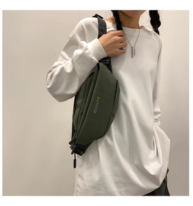 Sac de poitrine de sport imperméable vert foncé porté par un mannequin avec sangle
