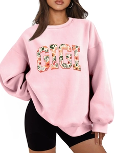 Détail du sweat rose Gigi avec imprimé floral et coupe décontractée pour femme