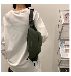 Détail du sac bandoulière sport vert armée avec sangle réglable sur le dos du mannequin