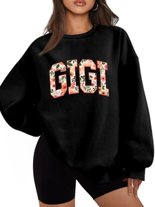 Détail de l'imprimé floral GIGI sur un sweat-shirt noir à manches longues en polaire