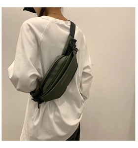 Vue arrière détaillée du sac bandoulière moto vert olive avec logo sport sur mannequin