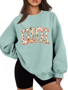 Détail de l'imprimé floral GIGI sur un sweat-shirt oversize vert menthe pour femmes