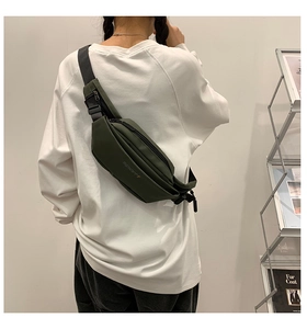 Détail du sac bandoulière vert olive en nylon avec logo sport et sangle réglable