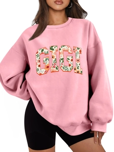 Détail de l'imprimé fleuri Gigi sur un sweat à col rond rose tendre pour femmes