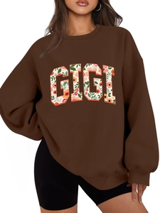 Détail de l'imprimé fleuri Gigi sur un sweat marron oversize à poignets côtelés