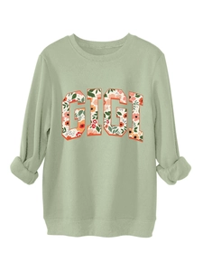 Détail du sweat vert sauge avec écusson à lettres Gigi et finitions côtelées