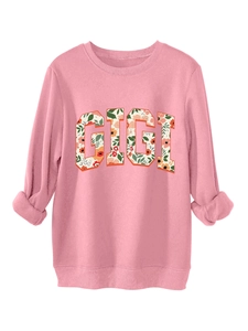 Détail macro de l'imprimé floral GIGI sur un sweat-shirt rose à col rond et manches longues