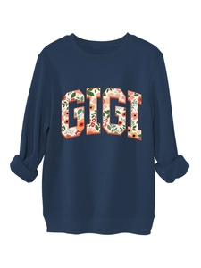 Détail des poignets côtelés et de l'imprimé floral GIGI sur le sweat-shirt bleu marine