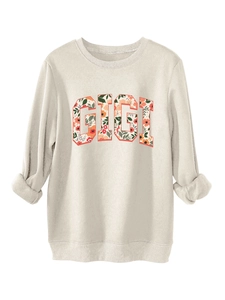 Détail d'un sweat-shirt beige à col rond avec lettrage GIGI à motif floral coloré