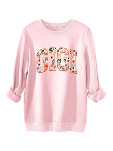 Détail du sweat rose GIGI avec imprimé floral sur lettres et poignets côtelés