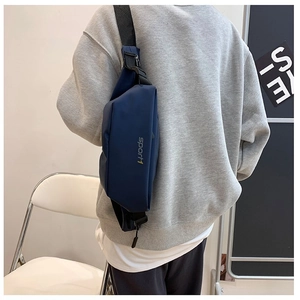 Sac bandoulière de sport bleu marine en nylon avec logo et sangle large réglable