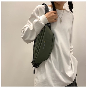 Sac bandoulière sport vert olive avec sangle ajustable et logo sport 1 sur le devant