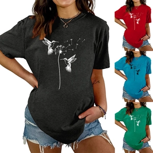 Detailansicht der vier Farben des Damen-T-Shirts mit Pusteblumen- und Vogel-Aufdruck