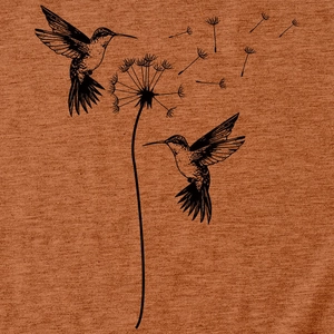 Makroaufnahme von Kolibris und Löwenzahn-Druck auf rostrot meliertem Baumwollstoff