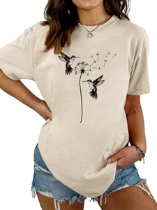 Detail von Kolibri- und Pusteblumen-Druck auf aprikosenfarbenem Freizeit-T-Shirt