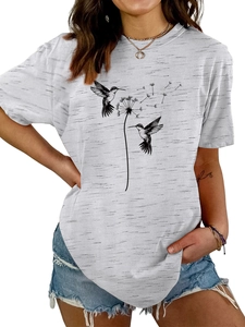 Detailansicht des Pusteblumen- und Kolibri-Drucks auf einem grauen Damen-T-Shirt