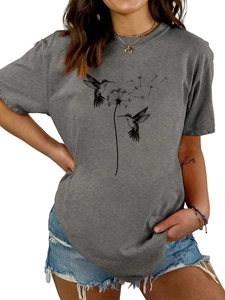 Detailansicht des grauen Baumwoll-T-Shirts mit Kolibri- und Pusteblumen-Drucktextur