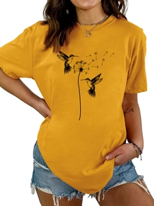 Detailansicht eines gelben Baumwoll-T-Shirts mit kunstvollem Kolibri- und Pusteblumen-Print