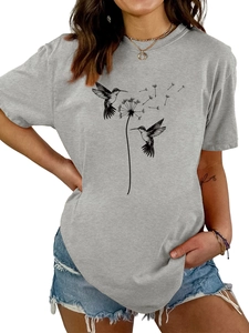Detail eines grauen Baumwoll-T-Shirts mit Pusteblumen- und Kolibri-Liniendruck