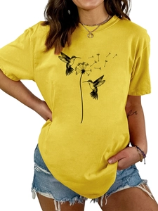 Detail von Kolibri- und Löwenzahn-Druck auf einem hellgelben Rundhals-Damen-T-Shirt
