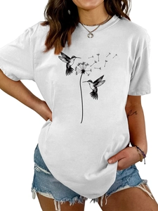 Detail eines weißen Baumwoll-T-Shirts mit Löwenzahn- und Kolibri-Grafikdruck