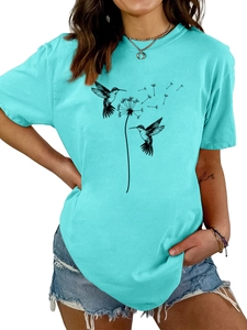 Detailansicht des Kolibri-Löwenzahn-Drucks auf einem hellblauen Kurzarm-T-Shirt