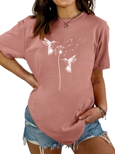 Detail eines rosa Baumwoll-T-Shirts mit Kolibri- und Löwenzahn-Grafikdruck für Damen