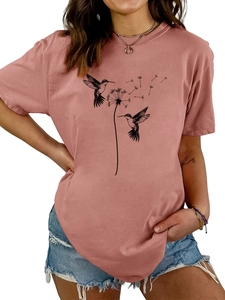 Detail eines altrosa T-Shirts mit Rundhalsausschnitt und schwarzem Kolibri-Löwenzahn-Print