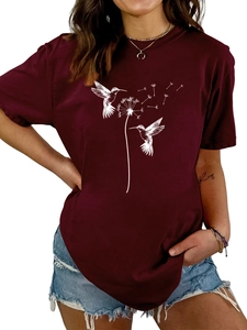 Detail eines weinroten T-Shirts mit weißem Kolibri- und Pusteblumen-Druck am Rundhals