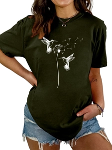 Detailansicht des Pusteblumen- und Kolibri-Prints auf olivgrünem Baumwoll-T-Shirt
