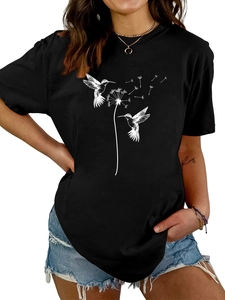 Detailansicht des Kolibri- und Pusteblumen-Drucks auf dem schwarzen Damen-T-Shirt