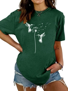 Detail eines waldgrünen Damen-T-Shirts aus Baumwolle mit Kolibri- und Löwenzahn-Print
