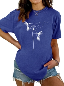 Detailansicht des Kolibri- und Löwenzahn-Drucks auf blauem Rundhals-Kurzarm-T-Shirt