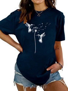 Detailansicht eines dunkelblauen Baumwoll-T-Shirts mit Pusteblumen- und Kolibri-Druck