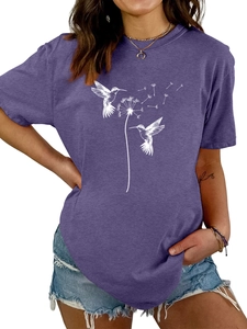 Detail eines lila T-Shirts mit Illustration von Pusteblume und Kolibri-Linienkunst