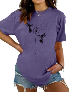 Detailansicht des Kolibri-Pusteblume-Drucks auf lilafarbenem Rundhals-Baumwoll-T-Shirt