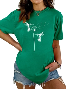 Detail eines weißen Kolibri- und Löwenzahndrucks auf einem dunkelgrünen Baumwoll-T-Shirt