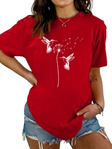 Detail der Pusteblume und Kolibri Print auf einem roten Damen T-Shirt mit Rundhalsausschnitt