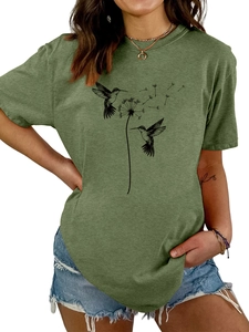 Detail eines grünen Rundhals-T-Shirts mit Kolibri- und Löwenzahn-Grafikdruck