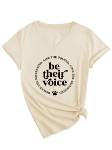 Detalle de camiseta con cuello en V, estampado 'be their voice' y nudo decorativo