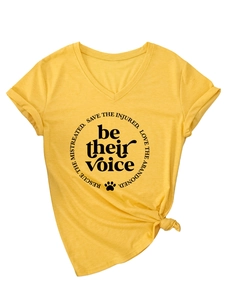 Camiseta amarilla cuello en V con estampado 'Be Their Voice' rescate animal y nudo lateral