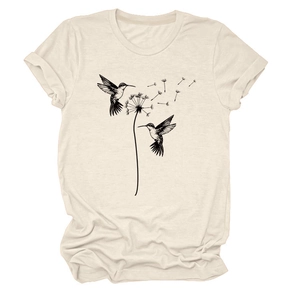 Detail von Kolibri- und Pusteblumendruck auf beigem T-Shirt mit Rollärmeln und Rundhals