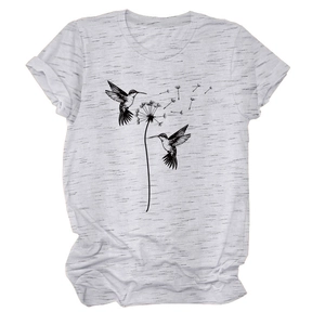 Detail eines grauen T-Shirts mit Rundhalsausschnitt und Kolibri-Löwenzahn-Grafikprint